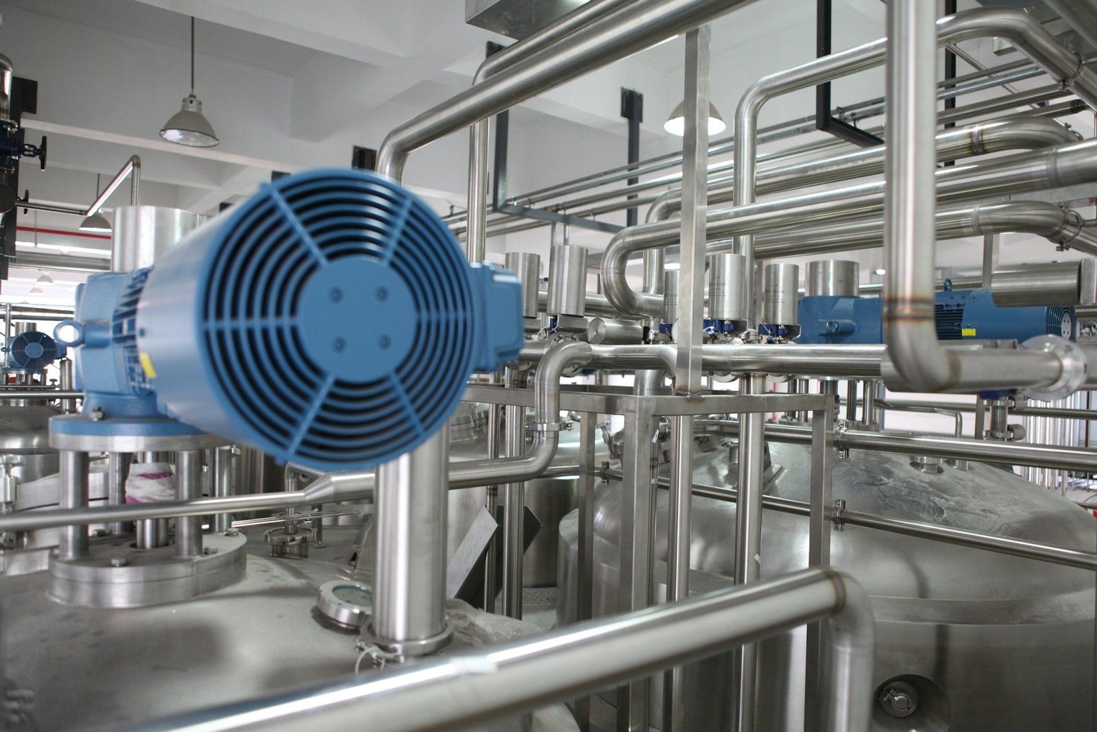 Planta industrial com válvulas de controle e tubulações